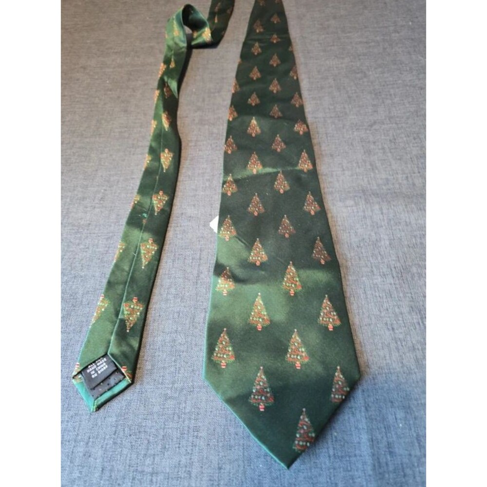 Christmas tree tie